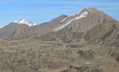 17 Zoom sul passo, con Disgrazia,  Fioraro e la Casa Cantoniera...